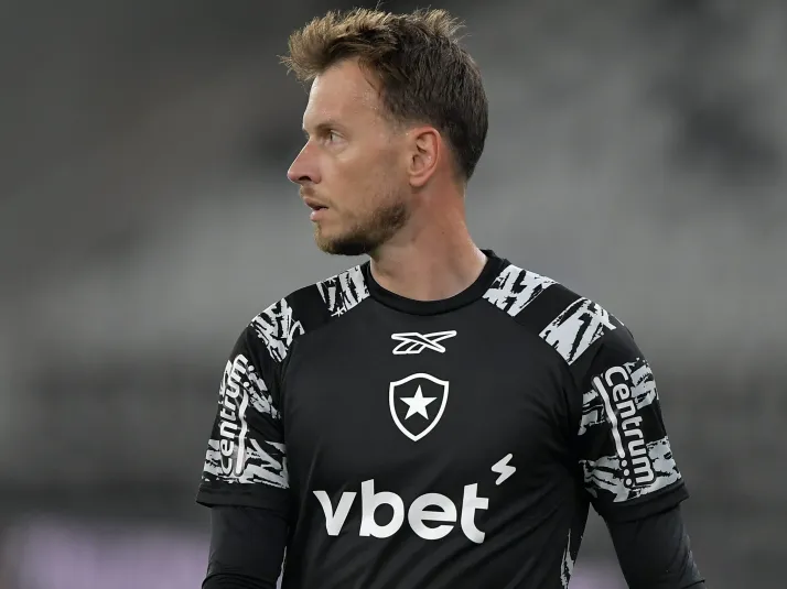 Neto abre mão de férias no Botafogo por recondicionamento físico