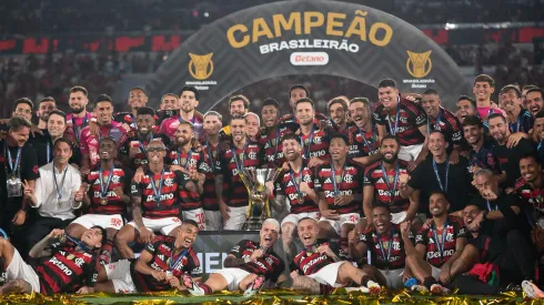 Jogadores do Flamengo comemoram titulo de campeao apos partida contra o Ceara no estadio Maracana pela decisao do campeonato Brasileiro A 2025. Foto: Jorge Rodrigues/AGIF