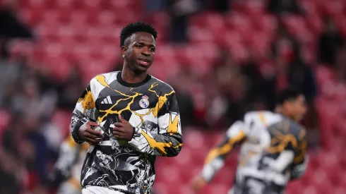 Vinicius Junior do Real Madrid se aquece antes da partida LaLiga EA Sports entre Athletic Club e Real Madrid CF no Estadio de San Mames em 3 de dezembro de 2025 em Bilbao, Espanha. (Foto de Juan Manuel Serrano Arce/Getty Images)