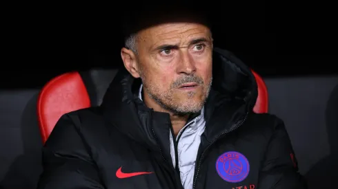 Luis Enrique, treinador do Paris Saint-Germain, observa o jogo do banco de reservas antes da partida da 3ª rodada da fase de grupos da Liga dos Campeões da UEFA 2025/26 entre Bayer 04 Leverkusen e Paris Saint-Germain na BayArena, em 21 de outubro de 2025, em Leverkusen, Alemanha. (Foto de Alex Grimm/Getty Images)