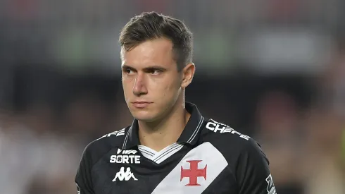 Lucas Piton jogador do Vasco durante partida contra o Gremio no estadio Sao Januario pelo campeonato Brasileiro A 2025. Foto: Thiago Ribeiro/AGIF
