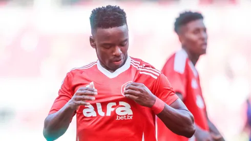 Carbonero jogador do Internacional comemora seu gol durante partida contra o Bragantino no estadio Beira-Rio pelo campeonato Brasileiro A 2025. Foto: Luiz Erbes/AGIF
