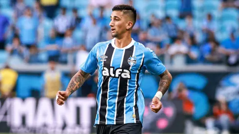 Cristian Olivera jogador do Gremio durante partida contra o Santos no estadio Arena do Gremio pelo campeonato Brasileiro A 2025. Foto: Maxi Franzoi/AGIF