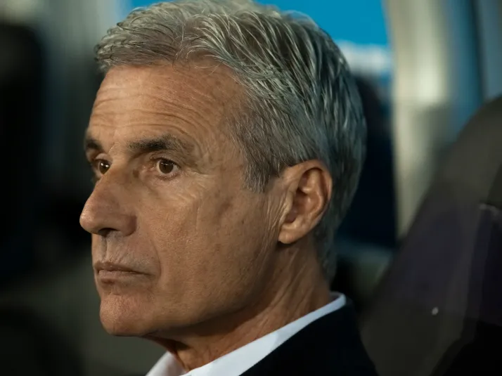 Luís Castro pede lista com sete nomes para reforçar o Grêmio em 2026