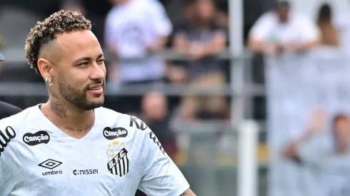 Neymar Jr jogador do Santos durante aquecimento antes da partida contra o Cruzeiro no estádio Vila Belmiro pelo campeonato Brasileiro A 2025. Foto: Jota Erre/AGIF