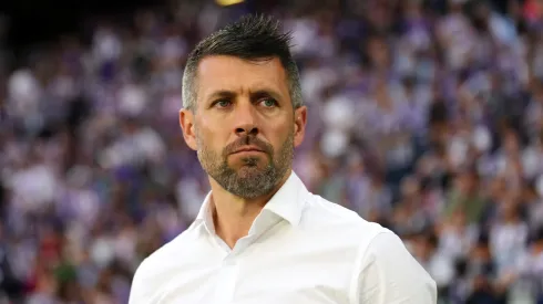 Paulo Pezzolano, treinador do Real Valladolid CF, observa o jogo antes da partida da LaLiga Santander entre Real Valladolid CF e Getafe CF no Estádio Municipal José Zorrilla, em 4 de junho de 2023, em Valladolid, Espanha. (Foto de Angel Martinez/Getty Images)