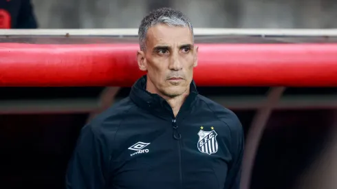 RS – PORTO ALEGRE – 24/11/2025 – BRASILEIRO A 2025, INTERNACIONAL X SANTOS – Juan Pablo Vojvoda tecnico do Santos durante partida contra o Internacional no estadio Beira-Rio pelo campeonato Brasileiro A 2025. Foto: Luiz Erbes/AGIF