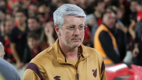 Odair Hellmann vai permanecer no Athletico-PR