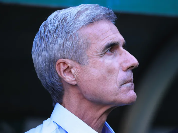 Luís Castro pede zagueiro e lateral-direito para reforçar o Grêmio em 2026