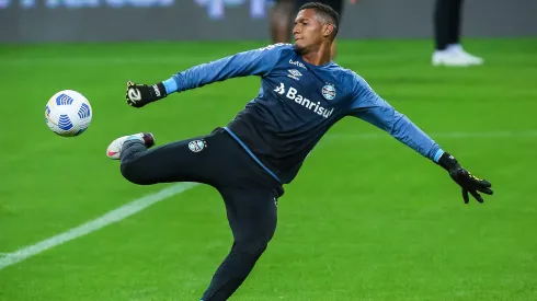 Adriel goleiro do Gremio durante aquecimento antes da partida contra o Santos no estadio Arena do Gremio pelo campeonato Brasileiro A 2021.
