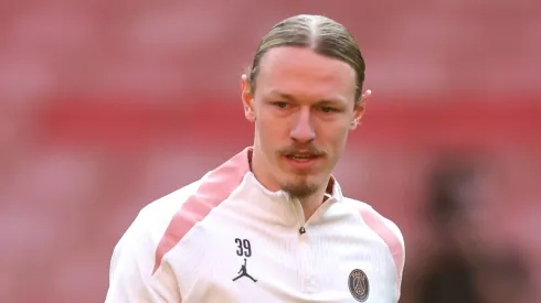 Jogo de ida das semifinais<br />
LONDRES, INGLATERRA – 28 DE ABRIL: Matvey Safonov, do Paris Saint-Germain, observa durante um treino antes da partida de ida da semifinal da Liga dos Campeões da UEFA 2024/25, no Emirates Stadium, em 28 de abril de 2025, em Londres, Inglaterra. (Foto de Alex Davidson/Getty Images)