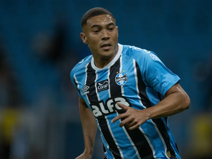Carlos Vinicius decide permanecer no Grêmio, apesar de sondagens do exterior
