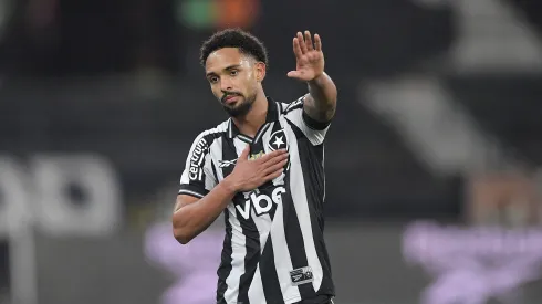 Vitinho continuará no Botafogo.