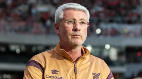 Odair Hellmann vai renovar com o Athletico-PR. Foto: Robson Mafra/AGIF