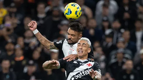 Raniele jogador do Corinthians disputa lance com Jose Rodriguez jogador do Vasco durante partida no estadio Arena Corinthians pelo campeonato Copa Do Brasil 2025. Foto: Joisel Amaral/AGIF