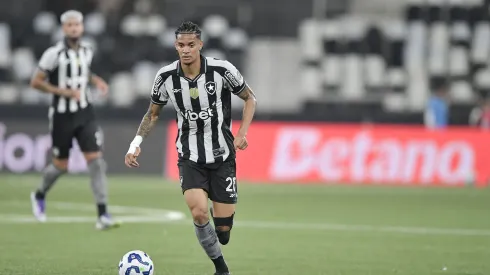 Newton continua no Botafogo até o momento. Foto: Thiago Ribeiro/AGIF