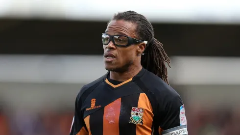 Edgar Davids do Barnet em ação durante a partida da npower League Two entre Northampton Town e Barnet no Sixfields Stadium em 27 de abril de 2013 em Northampton, Inglaterra. (Foto de Pete Norton/Getty Images)