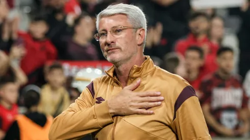 Odair Hellmann durante confronto contra o América-MG na Série B de 2025.