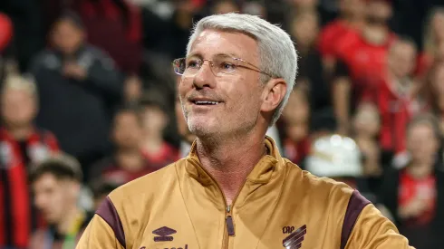 Odair Hellmann tecnico do Athletico-PR comemora acesso a Serie A do Campeonato Brasileiro ao fim da partida contra o America-MG no estadio Arena da Baixada pelo campeonato Brasileiro B 2025. Foto: Robson Mafra/AGIF