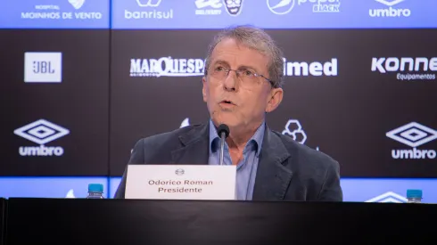 O presidente Odorico Roman fala aos jornalistas durante coletiva de imprensa realizada no Arena do Gremio. Foto: Maxi Franzoi/AGIF