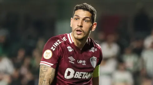 Nino jogador do Fluminense durante partida contra o Coritiba no estadio Couto Pereira pelo campeonato Brasileiro A 2023. Foto: Robson Mafra/AGIF