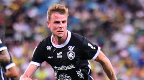 Carlos Alberto jogador do Cuiaba disputa lance com William Klaus jogador do Remo durante partida no estadio Arena Pantanal pelo campeonato Brasileiro B 2025. Foto: Francisco Alves/AGIF