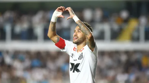 Neymar Jr jogador do Santos comemora seu gol durante partida contra o Sport no estadio Vila Belmiro pelo campeonato Brasileiro A 2025. Foto: Mauricio De Souza/AGIF