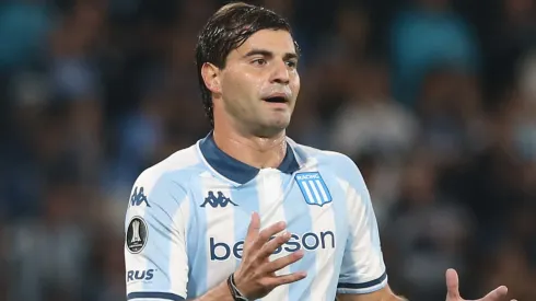 Santiago Sosa of Racing Club complain to a linesman during a Copa CONMEBOL Libertadores 2025 match between Racing Club and Colo Colo at Presidente Peron Stadium on May 14, 2025 in Avellaneda, Argentina. (Photo by Daniel Jayo/Getty Images)