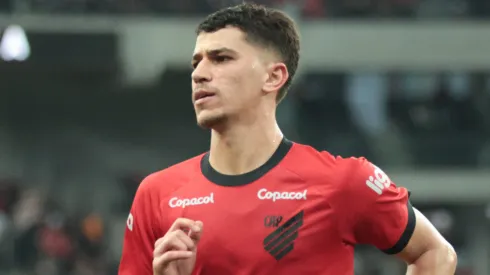 Vitor Bueno durante confronto entre Athletico-PR e Atlético-MG no Brasileirão de 2023.