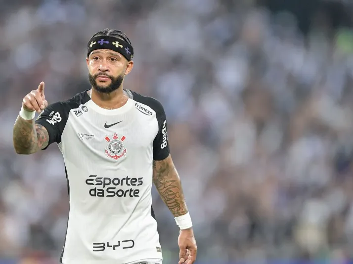 Torcida do Corinthians 'explode' após Depay marcar gol do título