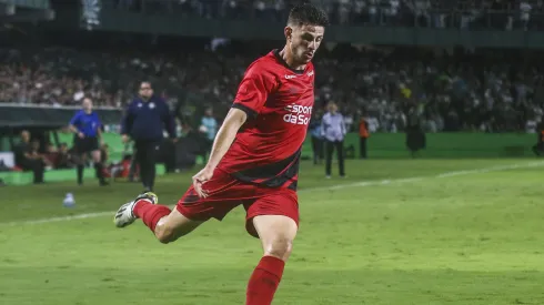 Lucas Di Yorio jogador do Athletico-PR durante partida contra o Coritiba no estadio Couto Pereira pelo campeonato Paranaense 2024. Foto: Gabriel Machado/AGIF