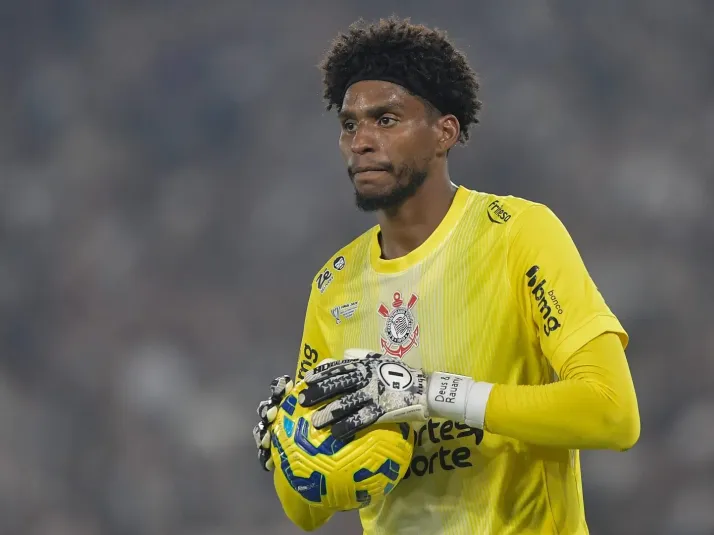 Alvo do Milan, Hugo Souza abre o jogo e crava permanência no Corinthians: "Eu fico"