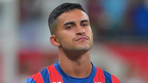 BA – SALVADOR – 03/12/2025 – BRASILEIRO A 2025, BAHIA X SPORT – Rodrigo Nestor, jogador do Bahia durante execucao do hino nacional antes da partida contra o Sport no estadio Fonte Nova pelo campeonato Brasileiro A 2025. Foto: Walmir Cirne/AGIF