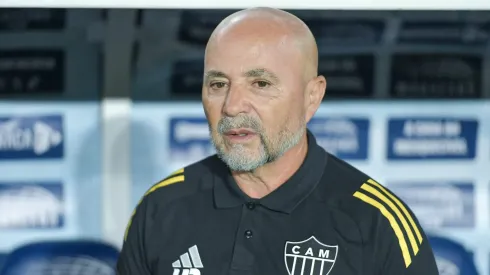 RJ – RIO DE JANEIRO – 04/10/2025 – BRASILEIRO A 2025, FLUMINENSE X ATLETICO-MG – Jorger Sampaoli tecnico do Atletico-MG durante partida contra o Fluminense no estadio Maracana pelo campeonato Brasileiro A 2025. Foto: Thiago Ribeiro/AGIF