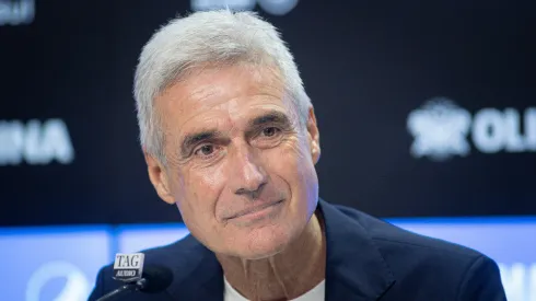 RS – PORTO ALEGRE – 22/12/2025 – GREMIO, APRESENTACAO DE LUIS CASTRO – Luis Castro fala aos jornalista durante sua apresentacao oficial como tecnico do Gremio em coletiva de imprensa realizada no Arena do Gremio. Foto: Maxi Franzoi/AGIF