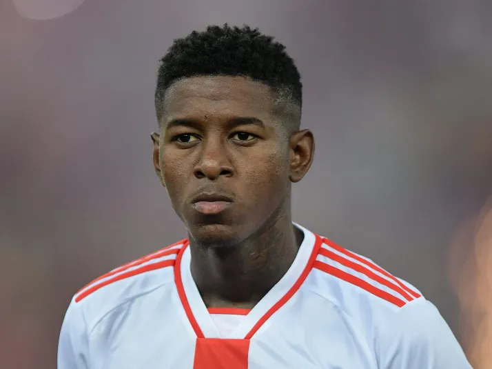 Vitão, do Internacional, deve jogar no Cruzeiro em 2026