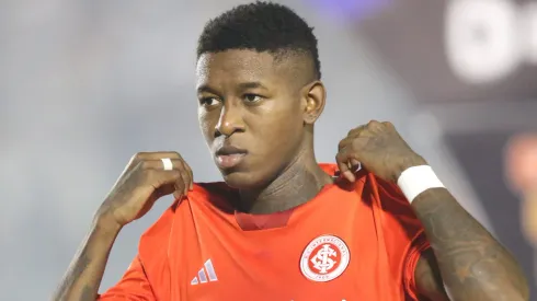 Vitão durante confronto entre ASA e Internacional na Copa do Brasil de 2024.