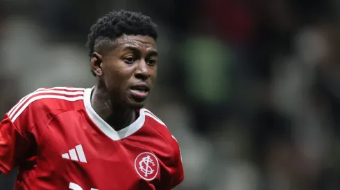 MG – BELO HORIZONTE – 12/06/2025 – BRASILEIRO A 2025, ATLETICO-MG X INTERNACIONAL – Vitao jogador do Internacional durante partida contra o Atletico-MG no estadio Arena MRV pelo campeonato Brasileiro A 2025. Foto: Gilson Lobo/AGIF