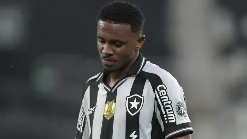 Jeffinho durante confronto entre Botafogo e Sport no Brasileirão de 2025.