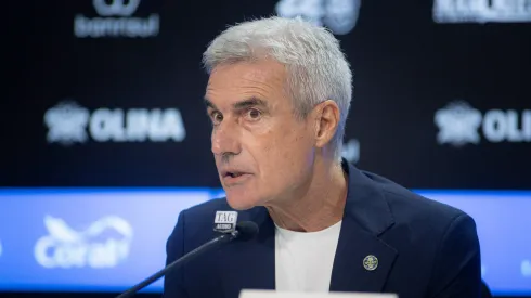 RS – PORTO ALEGRE – 22/12/2025 – GREMIO, APRESENTACAO DE LUIS CASTRO – Luis Castro fala aos jornalistas durante sua apresentacao oficial como tecnico do Gremio em coletiva de imprensa realizada no Arena do Gremio. Foto: Maxi Franzoi/AGIF