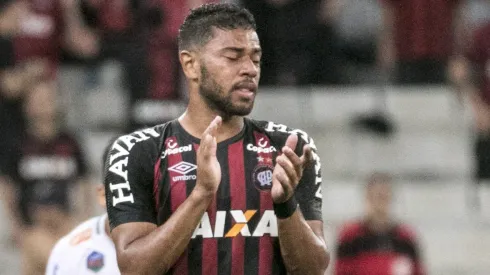Renan Lodi durante confronto entre Athletico-PR x Maringá no Campeonato Paranaense de 2018.