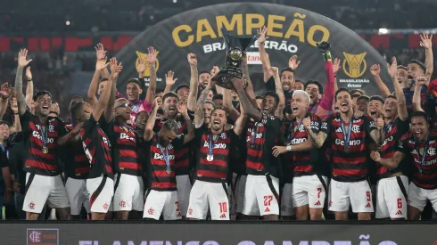 Arrascaeta jogador do Flamengo levanta a taca de campeao durante cerimonia de premiacao ao final da partida contra o Ceara no estadio Maracana pela decisao do campeonato Brasileiro A 2025. Foto: Jorge Rodrigues/AGIF