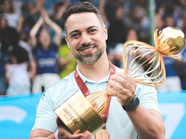 Jonas Urias entra no top 10 melhores treinadoras do feminino do mundo