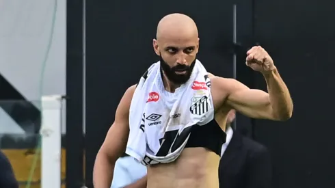 Thaciano jogador do Santos comemora seu gol durante partida contra o Cruzeiro no estadio Vila Belmiro pelo campeonato Brasileiro A 2025. Foto: Jota Erre/AGIF