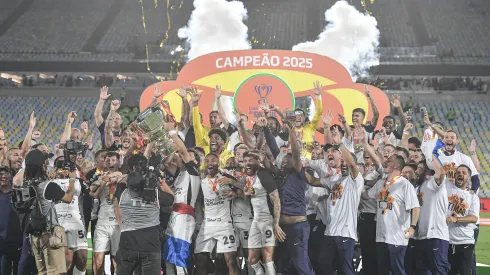 jogadores do Corinthians levantam a taca de campeao durante cerimonia de premiacao ao final da partida contra o Vasco no estadio Maracana pela decisao do campeonato Copa Do Brasil 2025. Foto: Thiago Ribeiro/AGIF