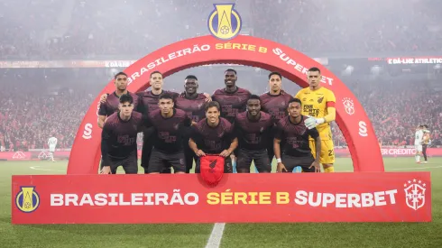Jogadores do Athletico-PR posam para foto antes na partida contra America-MG no estadio Arena da Baixada pelo campeonato Brasileiro B 2025. Foto: Robson Mafra/AGIF