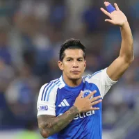 Lucas Romero surpreende e exibe camisa histórica do Cruzeiro nas férias