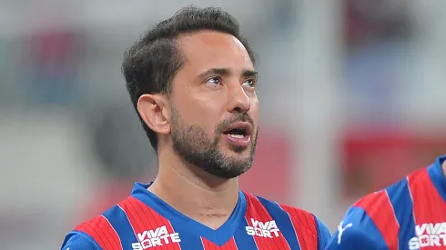 Everton Ribeiro, jogador do Bahia durante execucao do hino nacional antes da partida contra o Sport no estadio Fonte Nova pelo campeonato Brasileiro A 2025. Foto: Walmir Cirne/AGIF
