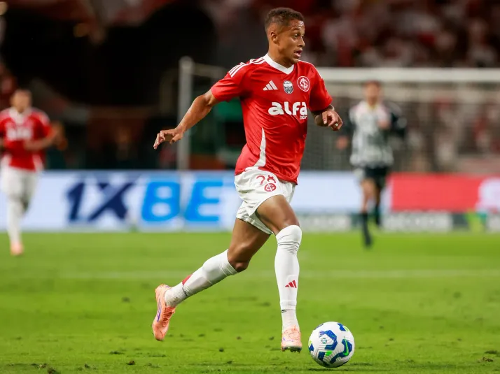 Santos oferece pré-contrato a Vitinho e concorre com Internacional