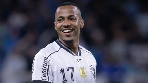 Marlon Freitas jogador do Botafogo durante partida contra o Gremio no estadio Arena do Gremio pelo campeonato Brasileiro A 2025. Foto: Maxi Franzoi/AGIF